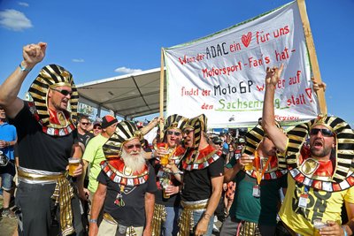 Auf dem Sachsenring sind die Fans nicht nur Zuschauer, sondern aktive Mitgestalter.