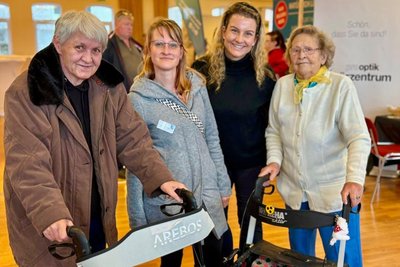Heidi Keil, Madeleine Bartsch, Reporterin Lara Lässig und Ruth Hörnig (v. l.) haben bei der Seniorenmesse in Bad Schlema den Rollator-Sport getestet.