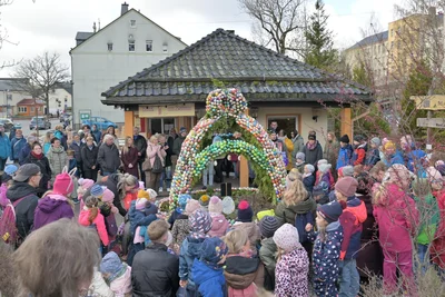 Beim Osterbrunnenfest in Thalheim herrschte am Freitag dichtes Gedränge rund um den Osterbrunnen.