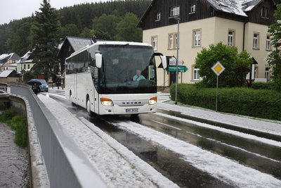 Im Neudorfer Ortszentrum waren die Straßen binnen weniger Minuten weiß.