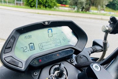 Blick aufs Display eines Motorrads, das ganz ohne Kraftstoff auskommt und mit Strom aus der Haushaltssteckdose betrieben wird.