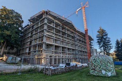 Das einstige Wismut-Bettenhaus am Sporthotel kann am Sonntag zumindest von außen besichtigt werden. Die neue überstehende Decke auf dem Gebäude ist gut zu erkennen.