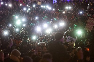 Frei nach Konfuzius: Es ist besser, ein einziges kleines Licht anzuzünden, als die Dunkelheit zu verfluchen! Zahlreiche Teilnehmer der Demonstration vorm Bundesverwaltungsgericht Leipzig leuchten mit den Taschenlampen ihrer Handys.