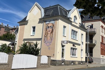Der Salon Hairlounge befindet sich im Haus mit dem auffälligen Fassaden-Graffiti an der Oelsnitzer Bachstraße.