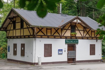 Auch die "Waldklause" im Tiergehege am Pöhlberg soll neu verpachtet werden. 