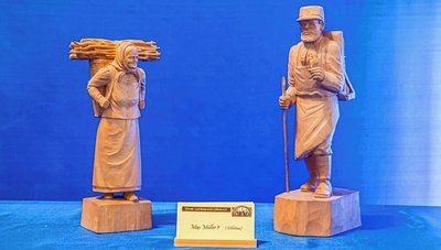Auf der Unterseite dieser zwei Holzfiguren ist ein "MM" vermerkt. Steht das für Max Müller als Schöpfer? Daran gibt es Zweifel. 