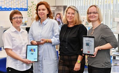 Die Mitarbeiterinnen des Plauener "Freie Presse"-Shops Doreen Schneider, Leiterin Kerstin Lohse, Britta Keller und Claudia Dehmlow (von links) helfen beim digitalen Einstieg. 