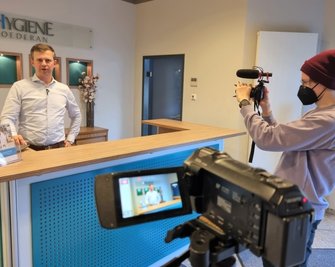 Erstmals im Fokus der Kamera: Paul Kunick, der Geschäftsführer der Hygiene Oederan, wird von Max Porstmann für einen neuen Film "Jobs in Oederan" in Szene gesetzt. 