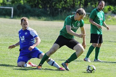 Michael Plochy, der hier Olbernhaus Jonathan Kirsch (l.) entwischt, und den Zschopautaler Kickern fehlt noch ein Sieg zum Aufstieg in die Erzgebirgsliga. 