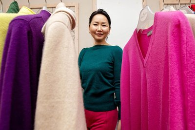 Saruul Fischer in ihrem Atelier in Plauen. Vorigen Monat begleitete sie den Bundespräsidenten in ihre alte Heimat Mongolei.