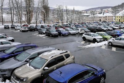 Zum Fußballspiel am Sonntagnachmittag ungewöhnlich stark frequentiert: der Anton-Günther-Platz in Aue. 