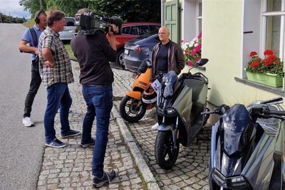 Für eine Reportage über Elektromobilität im Zweiradbereich interviewte ein Fernsehteam des MDR auch einen Kunden von Verleiher Birger Salzer.