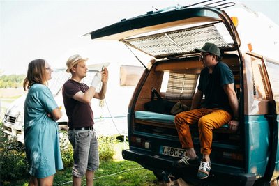 Star-Fotograf Chris Gonz im Gespräch mit Reporterin Nicole Jähn. Gonz, der im Redaktionscamper sitzt, stammt aus Plauen und porträtiert Künstler wie Mark Foster und Tokio Hotel. 