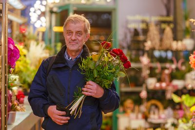 Detlef Hunger hat sieben Rosen für seine Frau gekauft. 