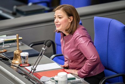 Yvonne Magwas eröffnet in ihrem Job als Vizepräsidentin eine Sitzung des Parlaments.