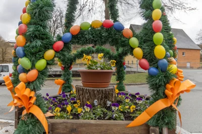 Der Osterbrunnen in Walthersdorf befindet sich auf dem Festplatz nahe dem einstigen Simmel-Markt.