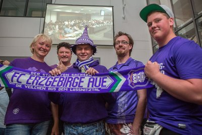 Die FCE-Fans Silke Barthmann, Uwe Drechsler, Rene Frenzel, Rene Freitag und Toni Fischer (von links) haben vor der Leinwand im Atrium des Landratsamtes live mitgezittert. Letztlich durften sie jubeln.  