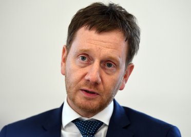 Höhepunkt soll ein Festakt mit Grußwort von Sachsens Ministerpräsident Michael Kretschmer am 9. November im Vogtland Theater sein.