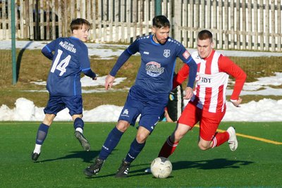 Junge Spieler wie Justin Reuter (links) können sich unter anderem von Routinier Danny Gottschalk (am Ball) einiges abschauen.