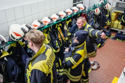 Die Oelsnitzer Feuerwehr ist an beengte Verhältnisse gewöhnt - doch die sind in mehrfacher Hinsicht ein Problem.