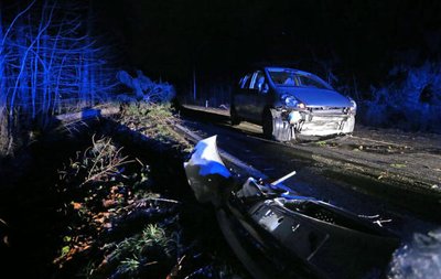 Die B 180 zwischen Flöha und Erdmannsdorf ist seit Donnerstag aufgrund von Sturmschäden gesperrt. Am Donnerstagnachmittag fuhr ein Auto (im Bild) auf einem anderen Abschnitt auf der B 180 in einen umgestürzten Baum.