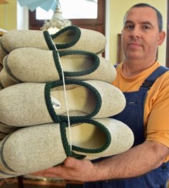 Die Filzschuhe aus der Firma Seidel sind legendär: Gregor Haase führt die seit 1927 bestehende Produktion in Cranzahl fort. Hier hat er eine Bestellung umweltfreundlich als Bündel fertiggemacht.