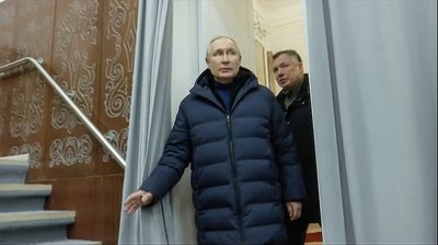 Auf diesem Foto aus einem vom russischen Fernsehsender am 19. März 2023 veröffentlichten Video besucht Wladimir Putin (l), Präsident von Russland, in Begleitung des stellvertretenden Ministerpräsidenten Marat Khusnullin das Mariupol-Theater während seines Besuchs in der Stadt.