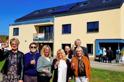 Sie haben Grund zum Anstoßen: die Paritas-Vereinschefin Birgit Göschel (von links), Großspender Prof. Dr. Klaus Haltenhof, Paritas-Geschäftsführerin Cornelia Greiner, die Mitarbeiter Sabine Walter und Michelle Rupp sowie die Vereinsgründer Dr. Angelika Waldmann und Dr. Klaus Waldmann.