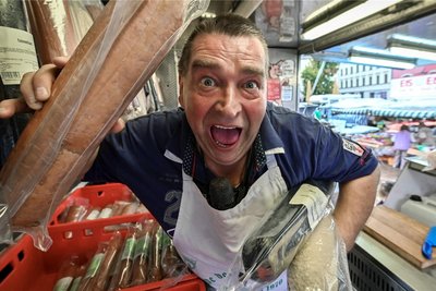 Lautstark richtet sich Wurst-Achim an die Kunden vor seinem Wagen auf dem Altmarkt in Plauen. Er tourt seit über 30 Jahren durch die Republik.