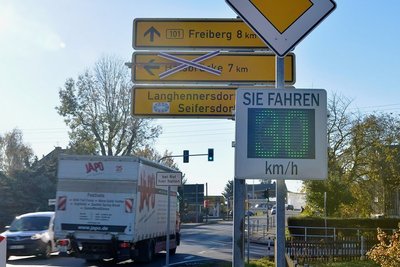 Eine Tempotafel wie an der Fußgängerampel-Kreuzung an der B 101 in Großschirma (Foto) fordern die Helbigsdorfer für ihre Ortsdurchfahrt. In Großschirma stand die Geschwindigkeitstafel übrigens mal kurzzeitig an einer anderen Stelle, prompt wurde wieder gerast, berichten Anwohner.