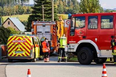 Einen schweren Verkehrsunfall hat es am Donnerstag in Schwarzenberg gegeben. Feuerwehr und Notarzt rückten an.