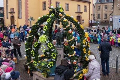 Der Lunzenauer Marktbrunnen zeigt sich ab Samstag wieder als Osterbrunnen.