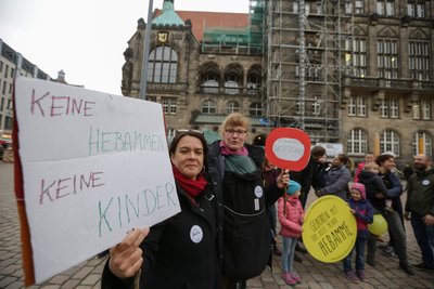 Katja Zöllner und Claudia Graf-Pfohl (von links) nahmen an der Kundgebung zum Internationalen Hebammentag auf dem Chemnitzer Neumarkt teil.