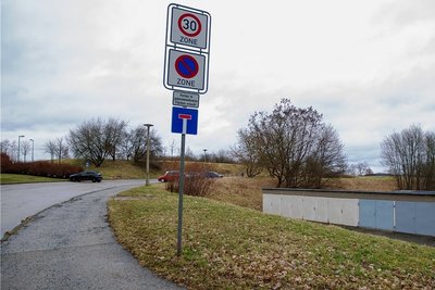 Die Dr.-Max-Breitung-Straße führt auf Höhe des Sportplatzes Lindentempel zurzeit ins Leere: Dort sollen künftig Eigenheime entstehen. 