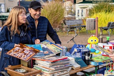 Martina Becker und Dieter Zickmantel haben beim ersten Bürgerflohmarkt zur Ellefelder Kirmes Gegenstände verkauft.