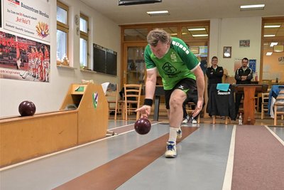 Routinier Reiner Schumann und seine Mitstreiter vom VfB Eintracht Fraureuth planen seit drei Jahren die Modernisierung ihrer vereinseigenen Kegelbahn. Jetzt scheint das Projekt auf der Zielgeraden.
