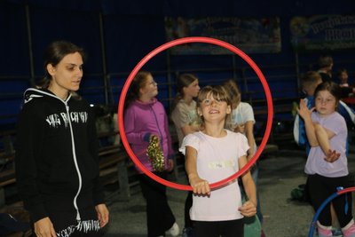 Den Reifen drehend auf Tempo zu bringen – Mia macht es Spaß.