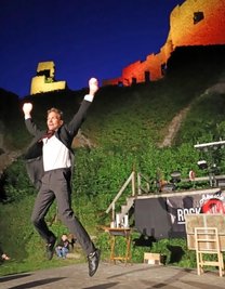 Zauberer Zipano vor der beleuchteten Burgruine. 
