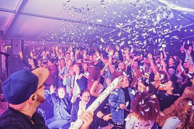 Im vollen Partyzelt sorgte die Partyband Simultan dafür, dass es niemand auf den Sitzen hielt.