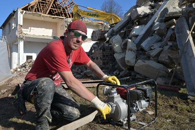 Markus Stöwer, Inhaber Hausmeisterdienste Stöwer, ist an den Arbeiten beteiligt.