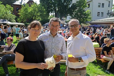 Ortsvorsteher Lutz Weißpflug (rechts) konnte zum Dorffest am Wochenende eine frohe Botschaft verkünden. Mit ihm freuen sich Hortleiterin Yvonne Friedrich und sein Vize Thilo Meichsner.