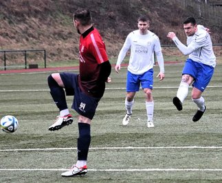 Hatte selbst kein Schussglück, konnte sich mit seinem Team aber über 3 Punkte freuen: Christoph Antal (r.) beim Abschluss. Finn-Erik Stöcker (M.) beobachtet die Szene, links Großwaltersdorfs Erik Sarodnik. 