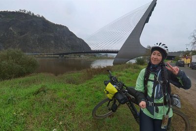 Diana Lichtenthal alias „Princessfromoremountains“ berichtet ihren Followern auf Instagram von ihren Erfahrungen bei der Radtour. Hier possiert sie mit ihrem E-Bike vor der Brücke in der Stadt Ustí nad Labem in Tschechien.