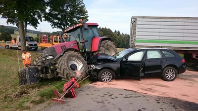 Ein Audi kollidierte auf der S 222 mit einem Traktor.
