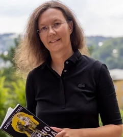 "Sophomania" lautet der zweiteKriminalroman von Danielle Zinn.Sie verfasst ihre Bücher auf Englisch. Auch Band zwei soll wie ihr Debüt-Krimi später auf Deutsch erscheinen. 