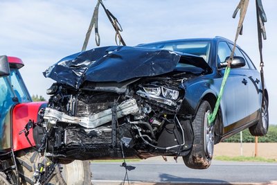 Der Audi-Fahrer konnte aus dem Wrack befreit werden. Er wurde in ein Krankenhaus gebracht.