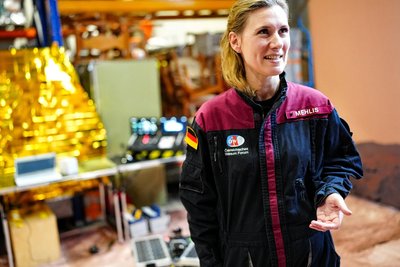 Anika Mehlis führt das internationale Team zur Mission in Armenien. Unter anderem geht es darum, spezielle Raumanzüge und Mars-Roboter zu testen.
