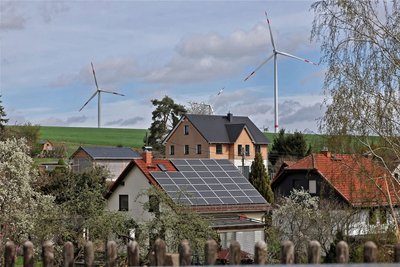 Auch der Abstand von 1000 Metern zwischen Wohnhäusern und Windrädern scheint in Gefahr zu geraten.