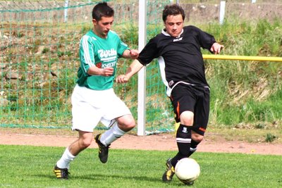 Seit 100 Jahren am Ball: die Niederwiesaer Kicker um Ingo Meier (r.), hier in einem Punktspiel der Saison 2011/12.