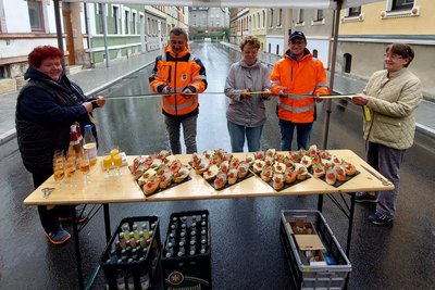 Im strömenden Regen wurde die sanierte Talstraße in Adorf freigegeben - zweieinhalb Wochen früher als geplant.